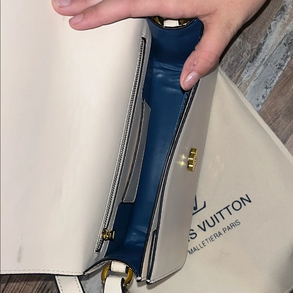 Louis Vuitton Beige Crossbody Bag with Gold Accent - Picture 4 of 5